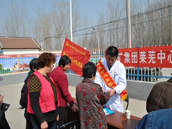 该支部书记张全新参加党员义工义诊服务活动.jpg