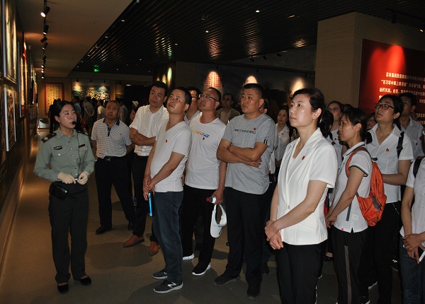 2党委副书记丁萌（前中）带领优党员代表接受革命传统教育.JPG