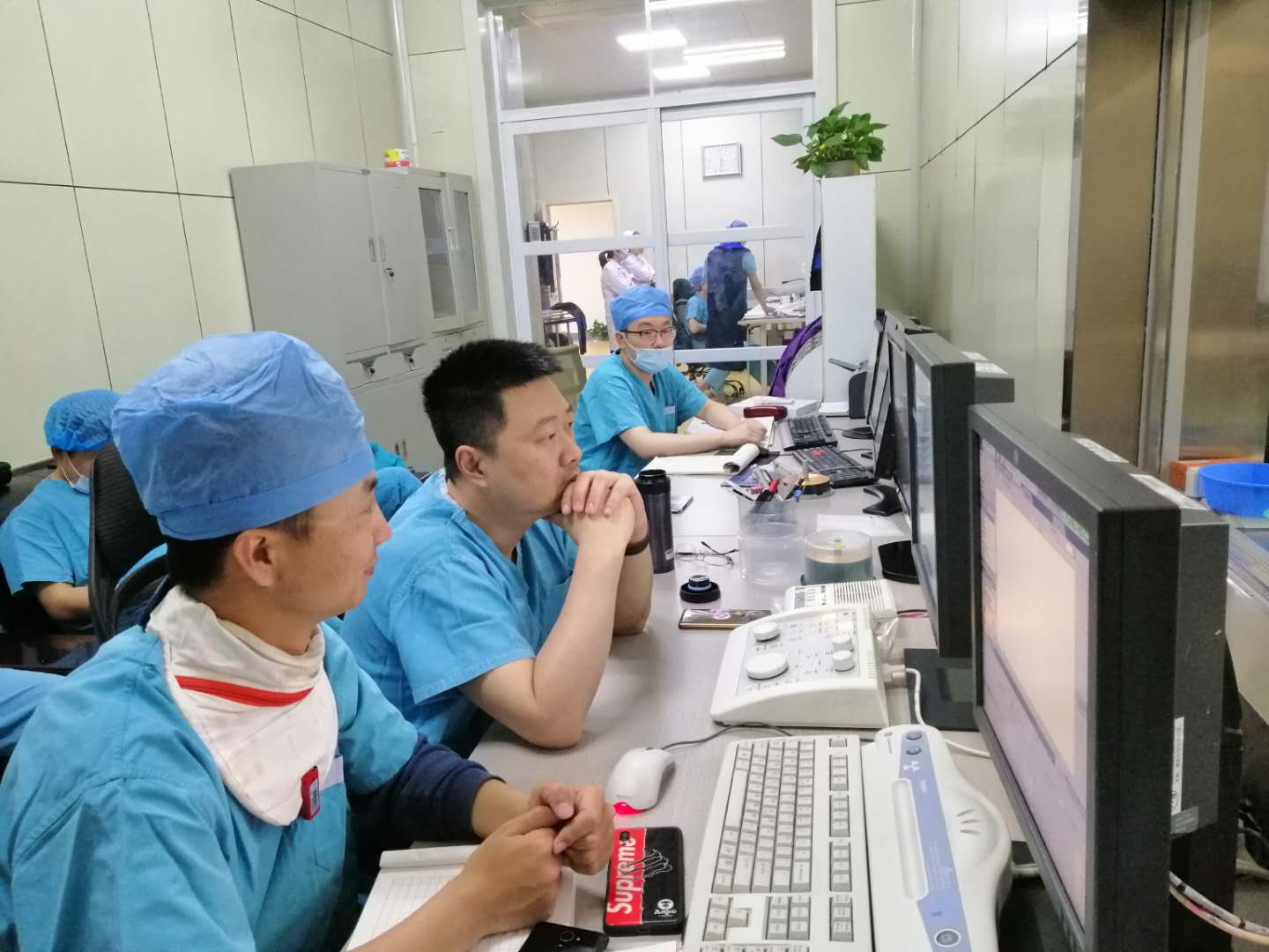 何教授（中）在主持手术.jpg