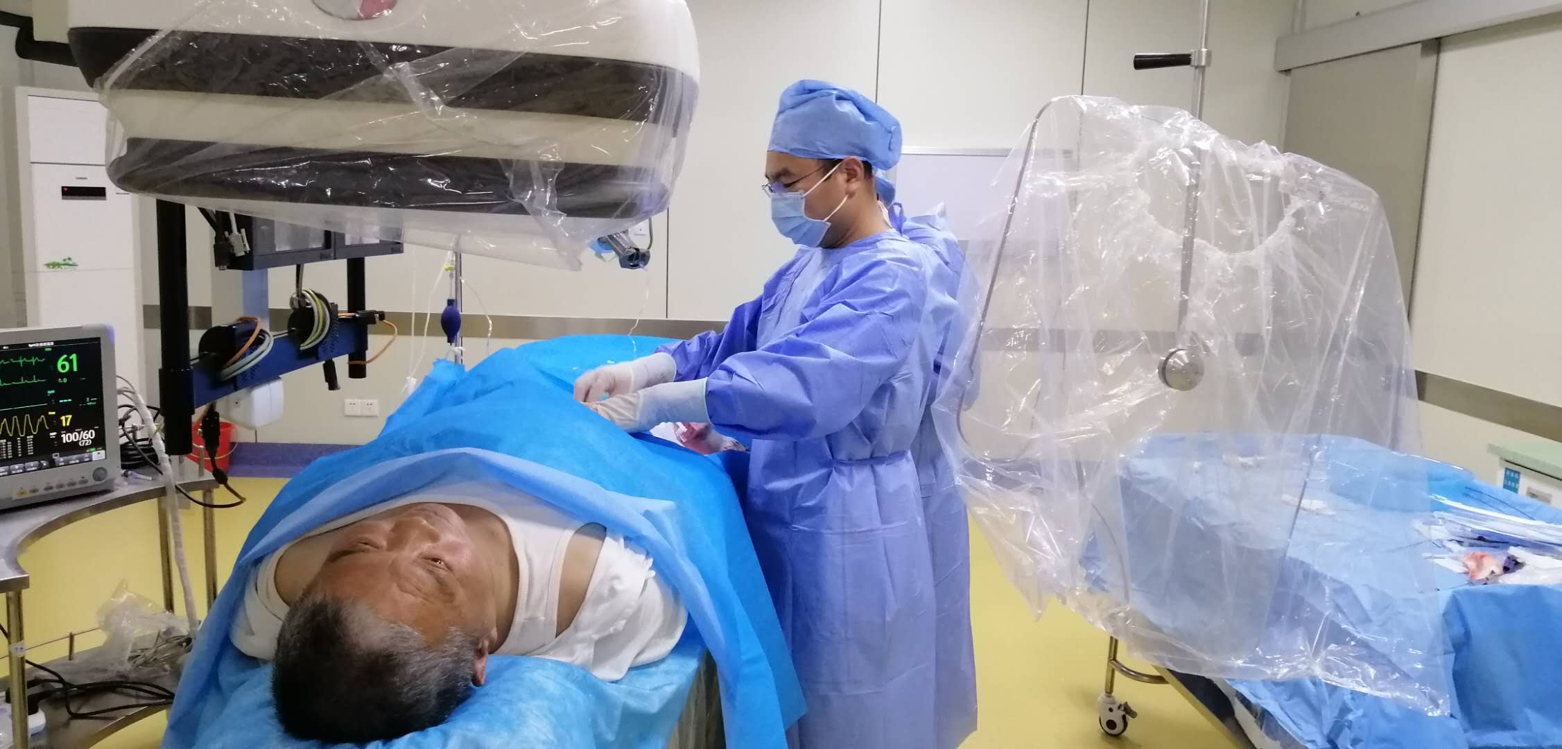 该院介入专家蔡瑞兴主任为急诊脑卒中病人手术中.jpg