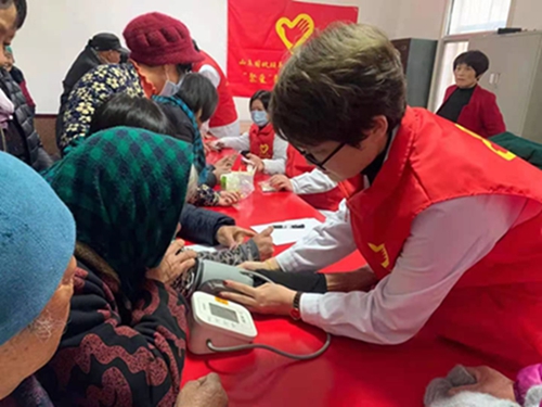 青年志愿者在社区义诊.jpg