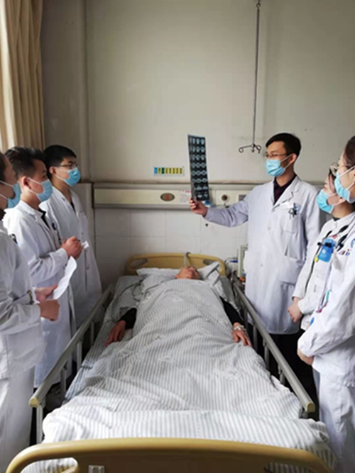 焦守山主任在临床阅片.jpg