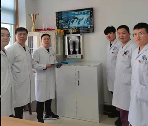 刘主任科研手术团队在会诊.jpg