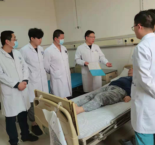 刘主任团队在为病人精心查体_副本.png