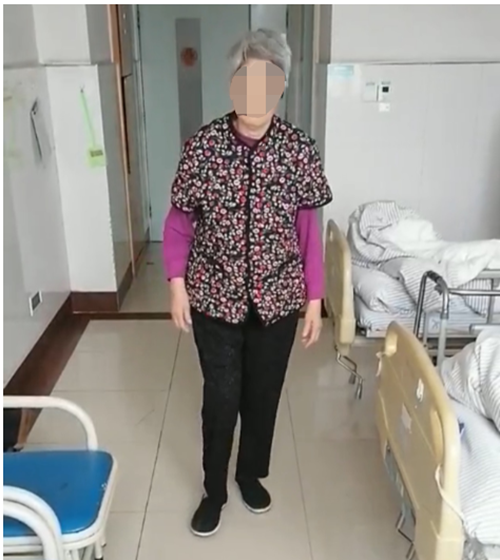 老人术后在自由活动（麻烦脸上打上马赛克_副本.png
