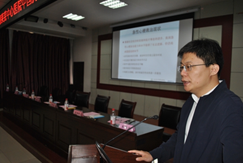 李传保教授作学术报告.jpg