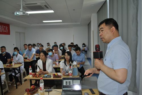 候新国教授在作学术报告_副本.jpg