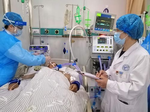 该院院感科主任李翠凤在ICU现场督察医护人员操作流程_副本.jpg