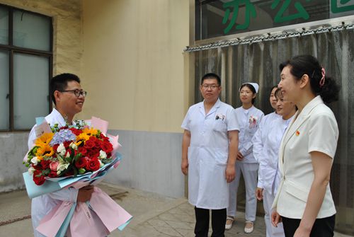 出发前院领导祝福段医师一路顺利，胜利完成任务.jpg