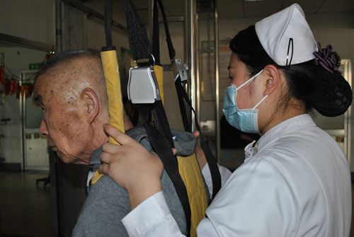 专业护师正在辅助患者康复_副本.jpg