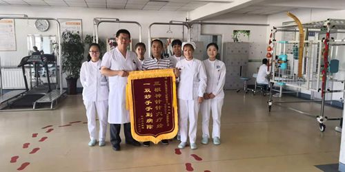 患者康复为医护人员送锦旗_副本.jpg