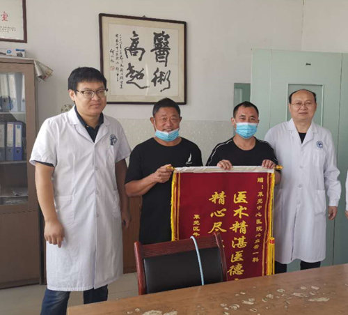 患者家属为该院胸痛中心心内一科送上锦旗_副本.png