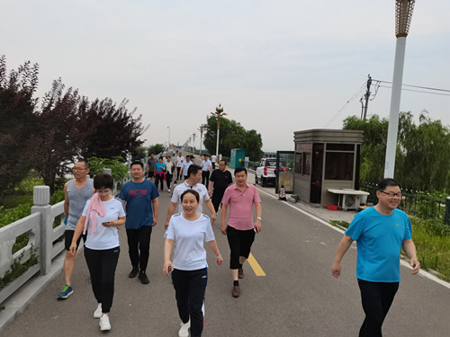 10、在健步走中交流学习心得_副本.jpg