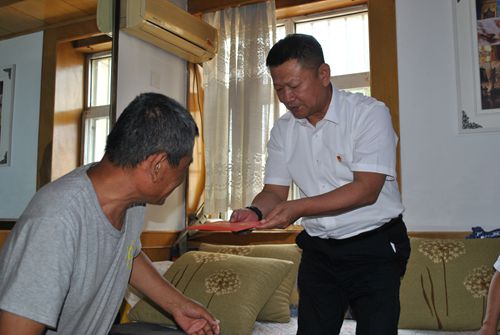 山东国欣颐养集团党委书记、董事长周峰向困难党员送上慰问金_副本.jpg