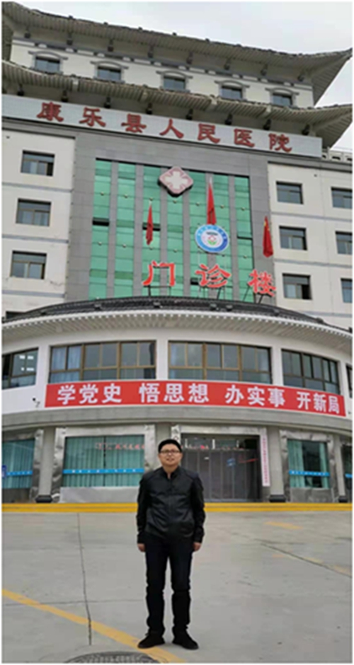 段希红在协作医院楼前留念向家人报平安.jpg