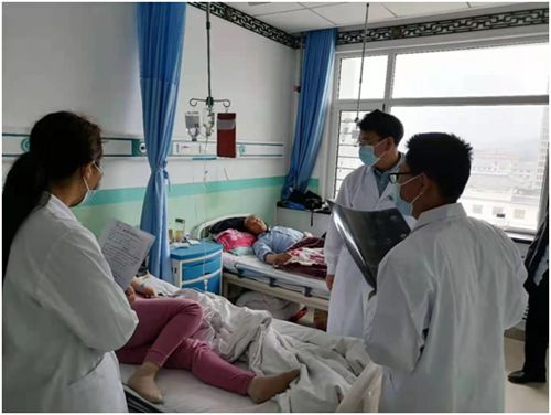 段希红在业务查房中_副本.jpg
