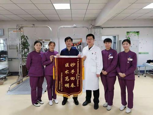 为团队送上锦旗_副本.jpg