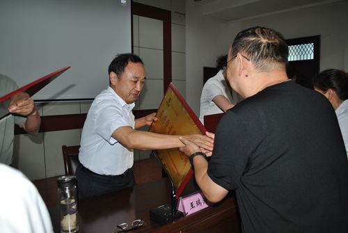 王院长为先进集体颁发奖牌_副本.jpg