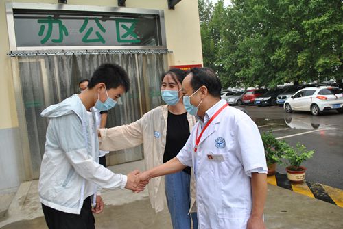 志豪向该院党委书记、院长王瑞海致谢_副本.jpg
