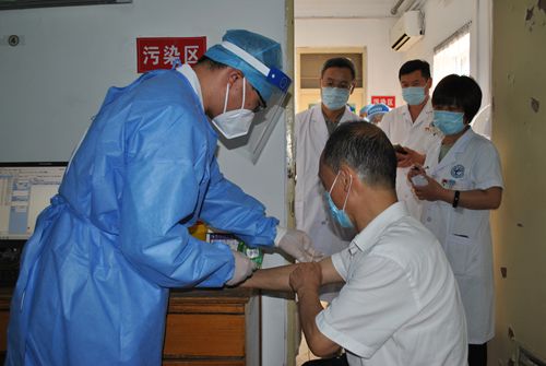 演练为患者采血_副本.jpg 演练为患者采血_副本.jpg